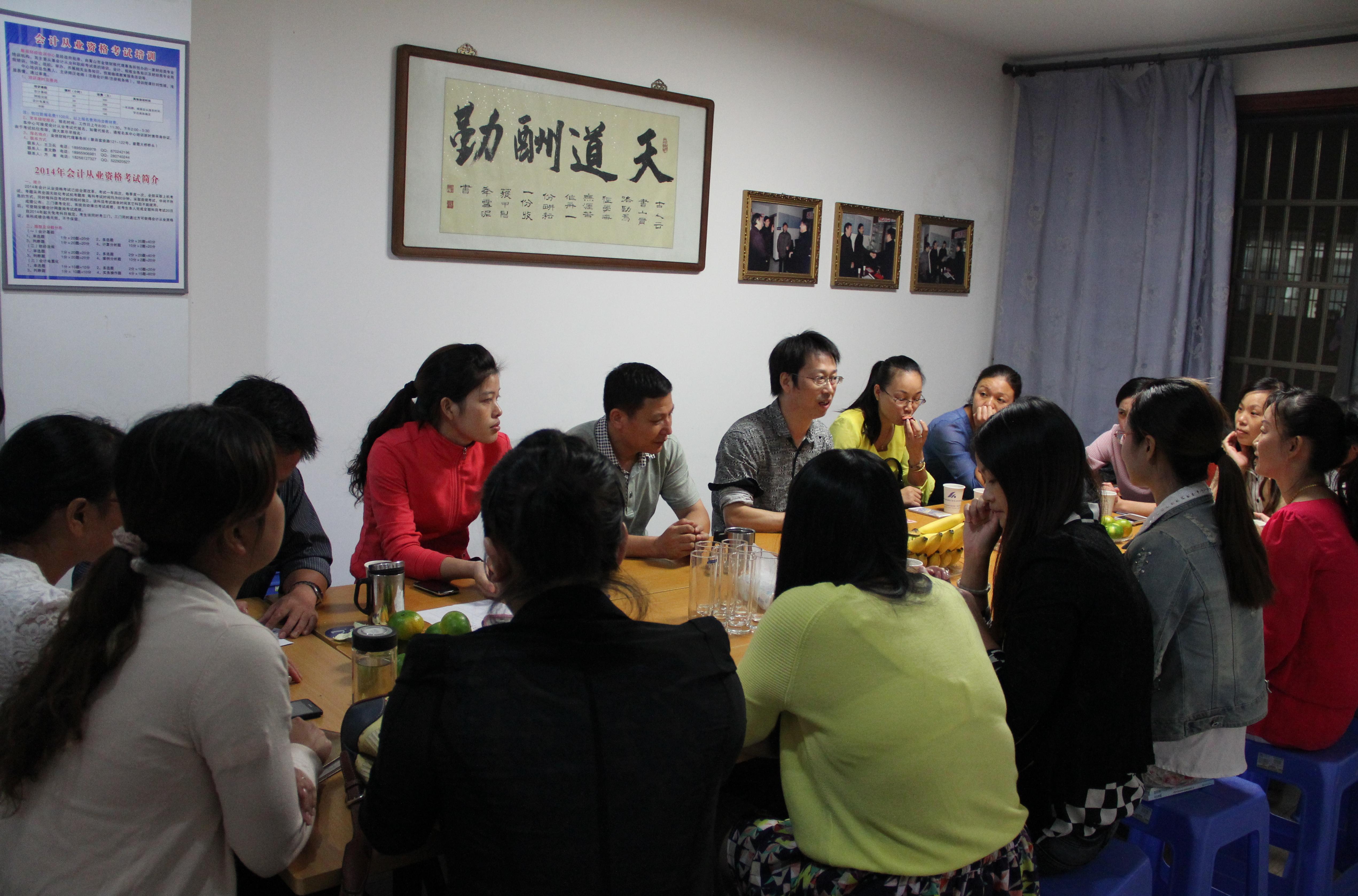 座談會(huì)上師生們在進(jìn)行學(xué)與教的經(jīng)驗(yàn)交流 座談會(huì)上師生們在進(jìn)行學(xué)與教的經(jīng)驗(yàn)交流